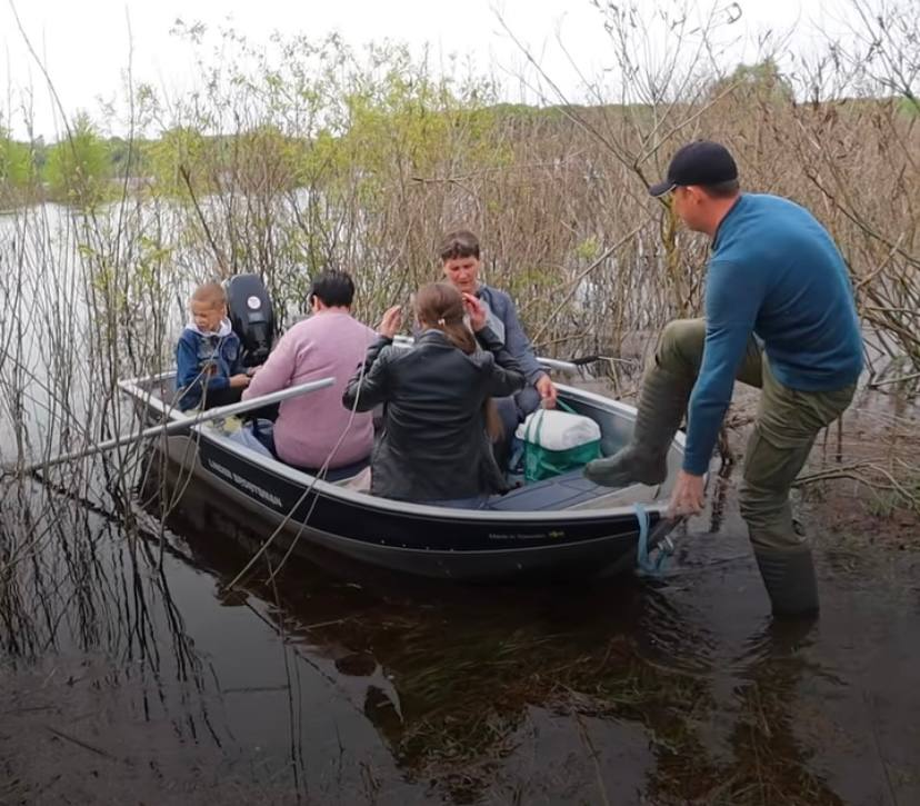 На Чернігівщині затопило дорогу - людей перевозять човном 