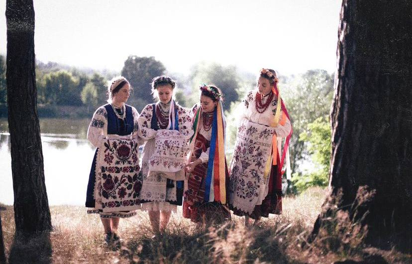 Чернігівка колекціонує і носить національні вбрання. Каже: щоб популяризувати культуру 