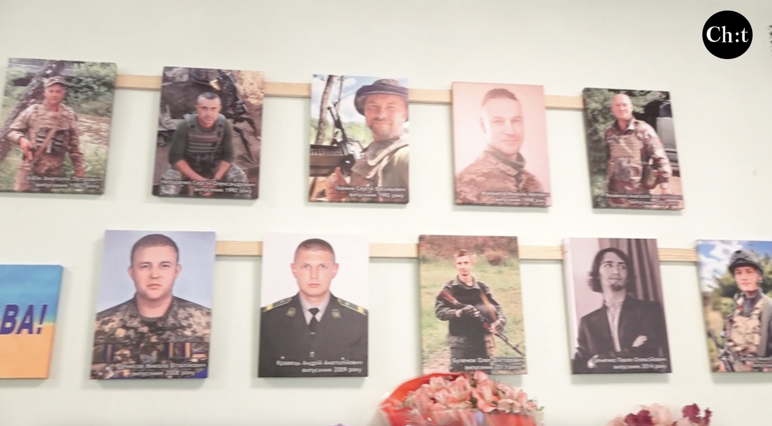 «Хто достойний жити, так ці хлопці, але їх вже нема», - у чернігівській школі вшанували пам'ять випускників-героїв