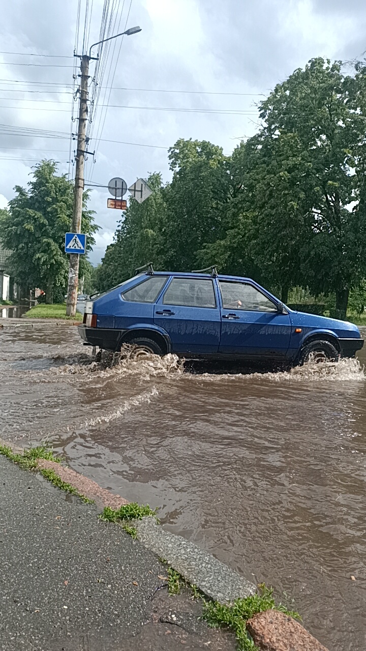 Чернігів перетворився на Венецію після зливи 