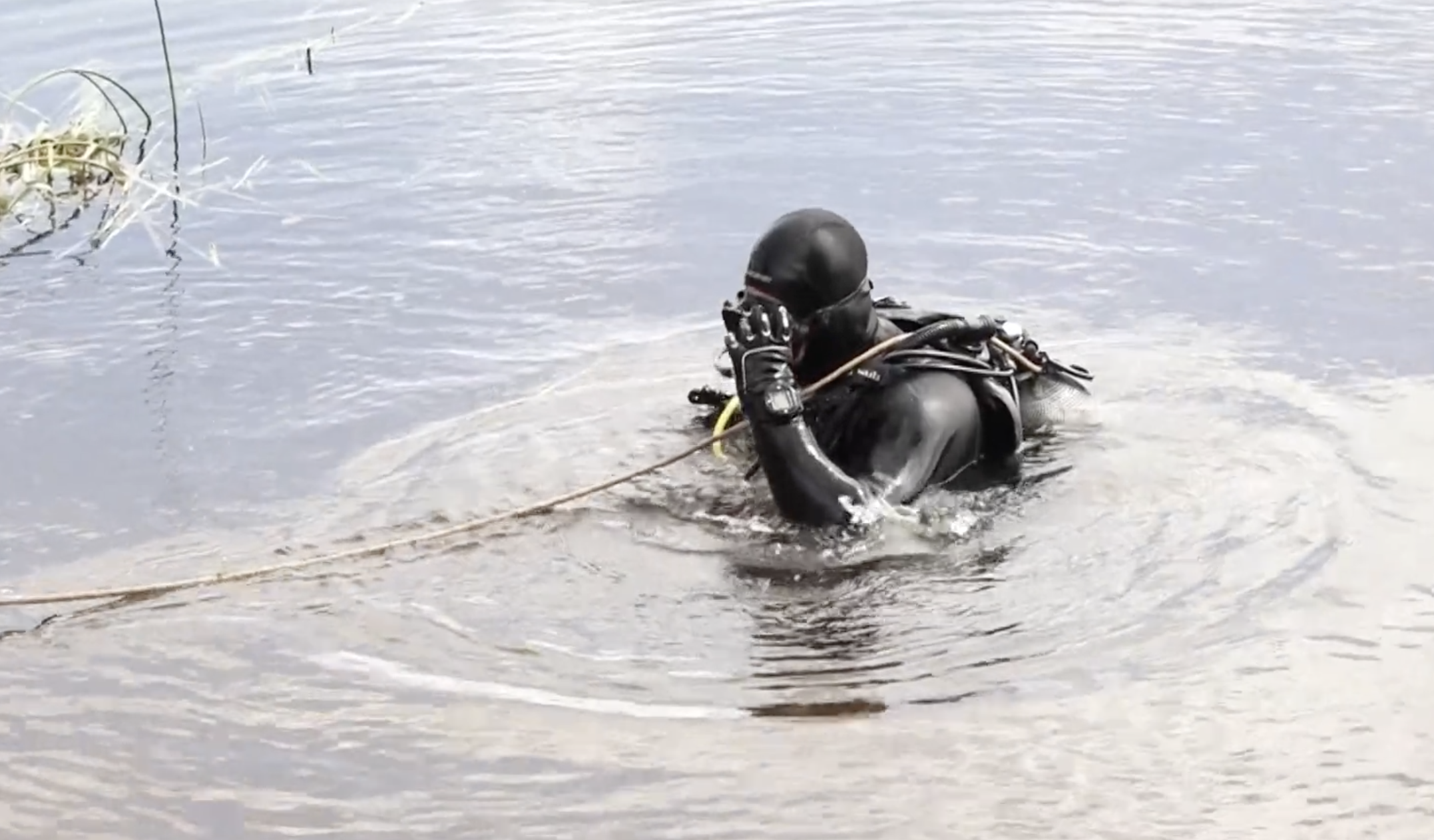 Акваланг, металошукач, підводний дрон: як розміновують водойми сапери Чернігівщини