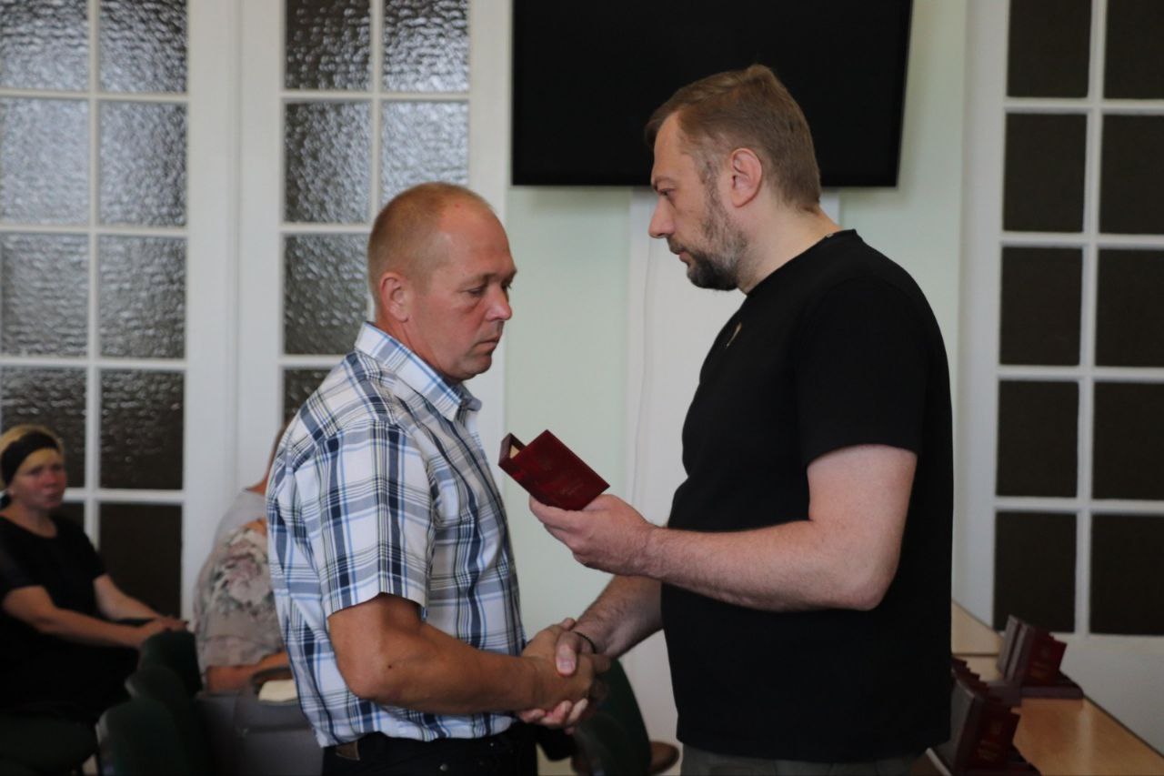 У Чернігові родинам загиблих бійців передали державні нагороди, 7 червня 2024 року