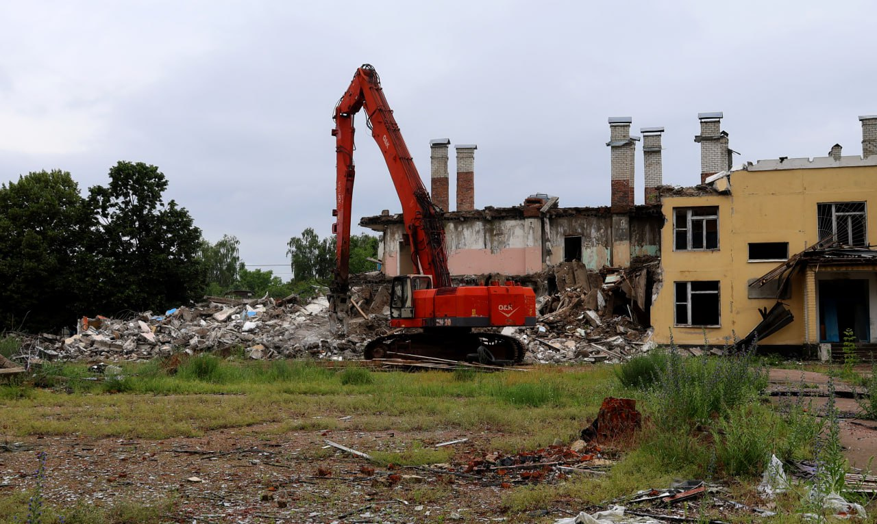 У Чернігові приступили до демонтажу двох шкіл, зруйнованих росіянами. Без нюансів не обійшлося 