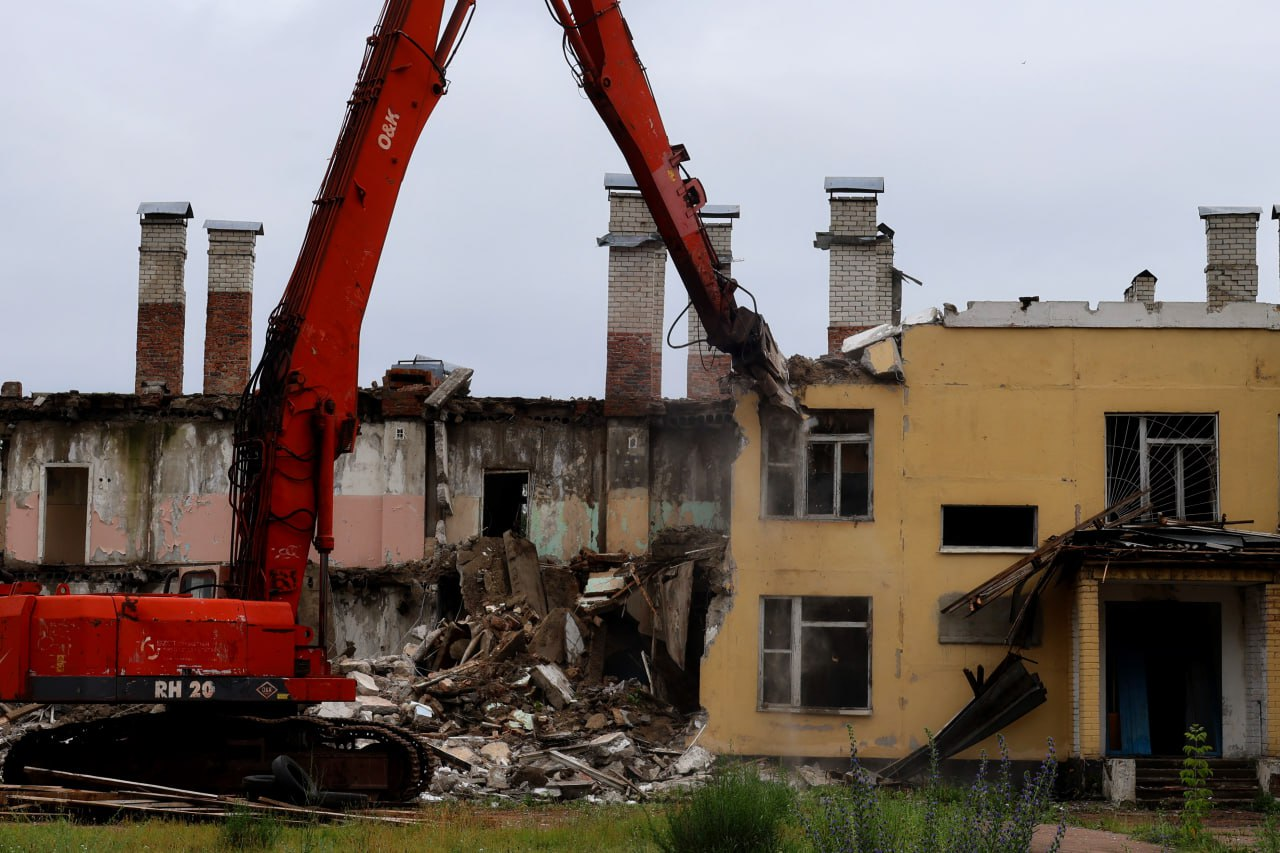 У Чернігові приступили до демонтажу двох шкіл, зруйнованих росіянами. Без нюансів не обійшлося 