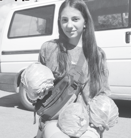 Тетяна БАГНЮК з Нехаївки допомагає батькам продавати капуста зі свого городу