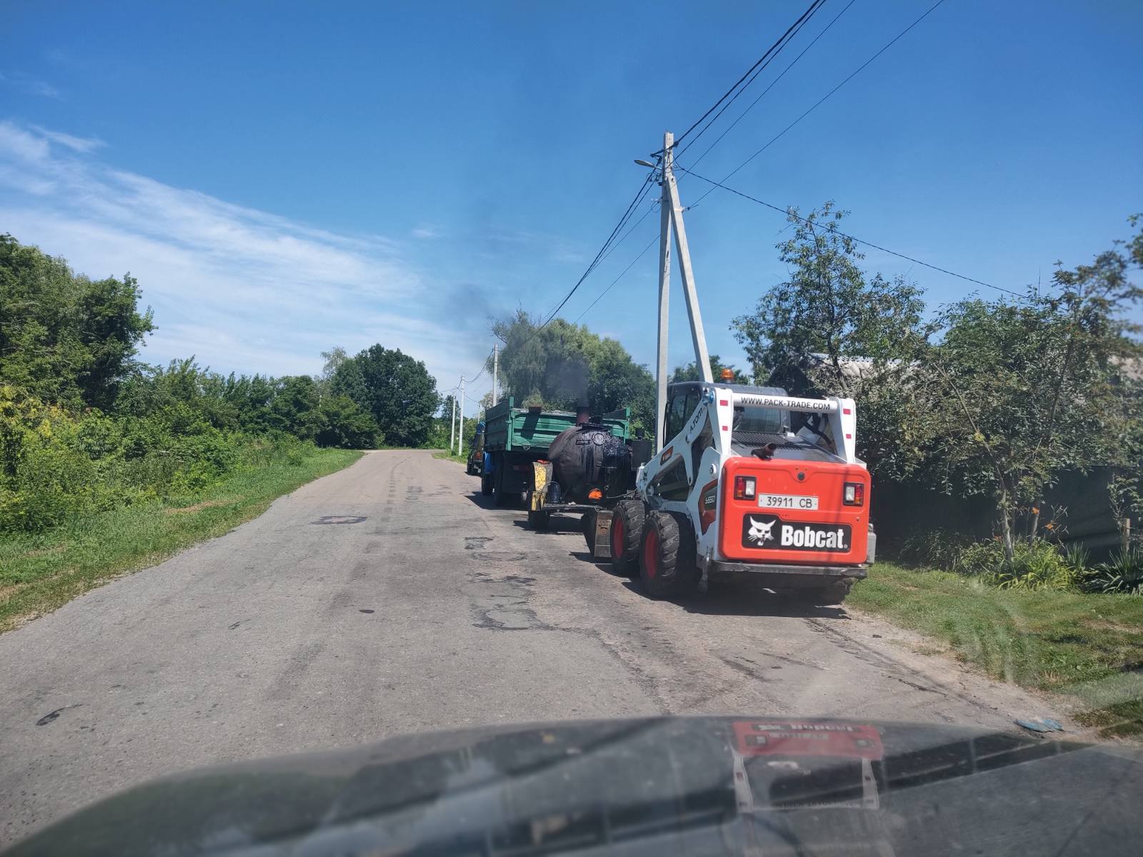 Місцеві та агропідприємство на Чернігівщині ремонтують дорогу - кладуть «холодний асфальт»