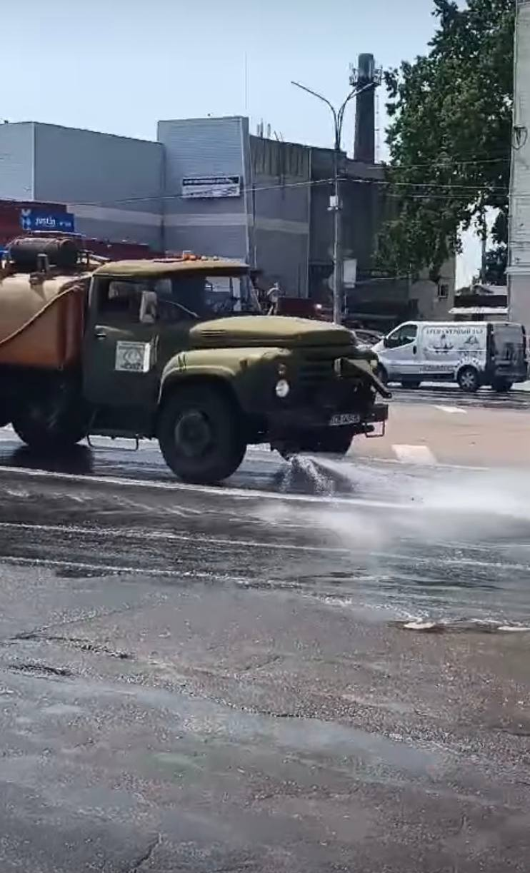 Асфальт не витримує спеки. У Ніжині взялися поливати дороги