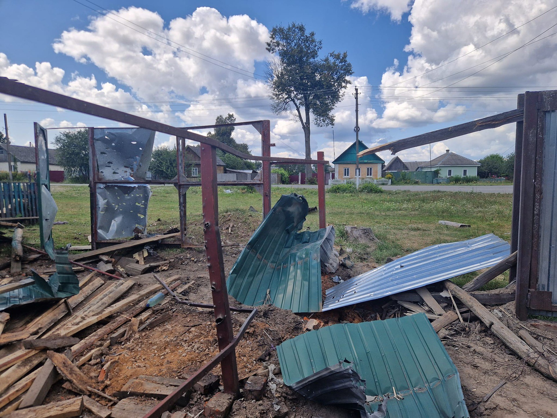 Ворог обстріляв прикордоння: зруйновані будинки, загинули тварини 