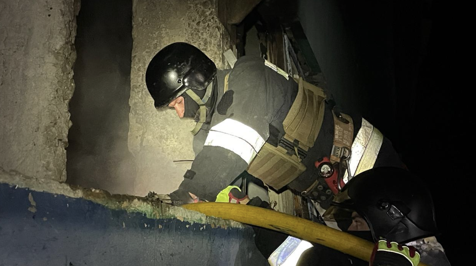 Рятувальники ліквідують наслідки удару "шахедами" по Чернігівщині. 13 серпня 2024 року