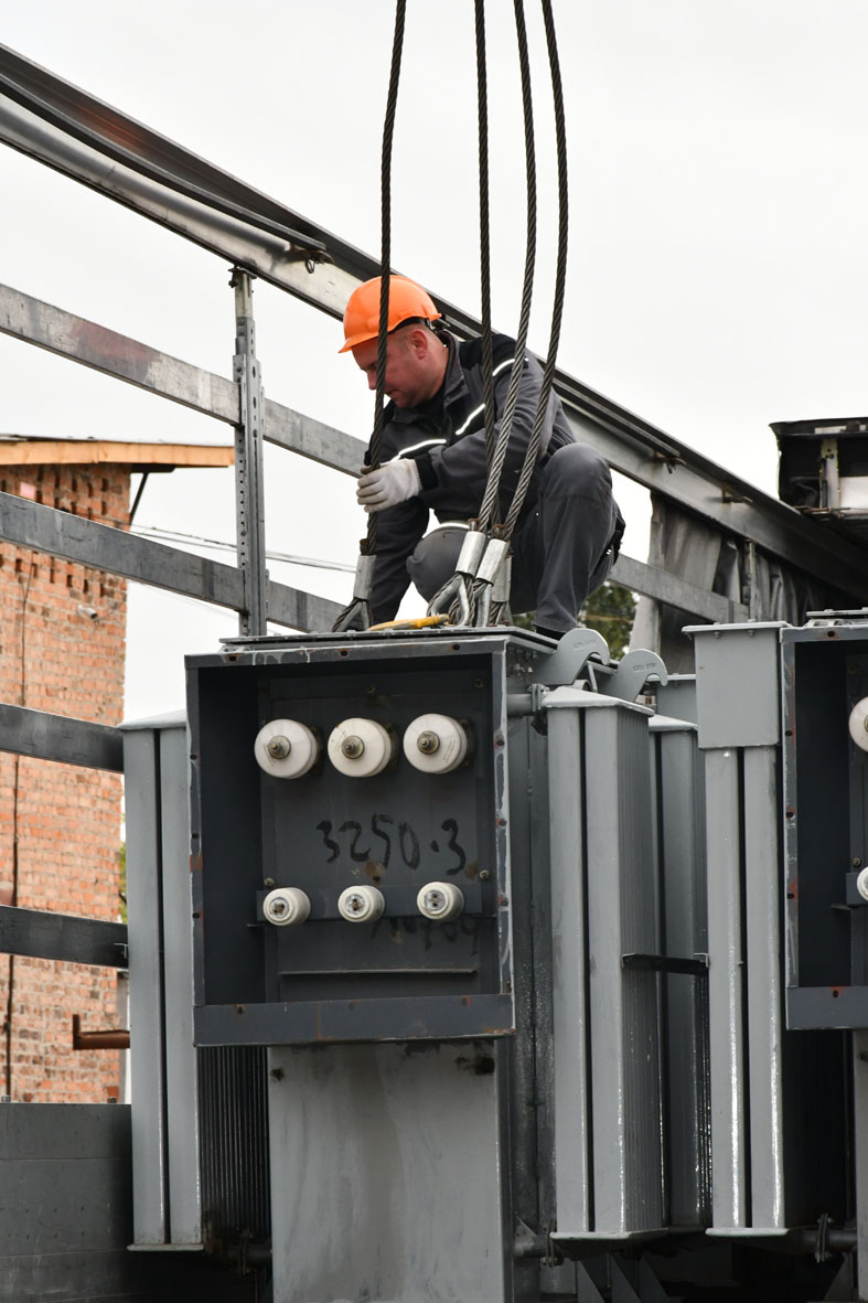 Латвійці привезли на Чернігівщину трансформатори