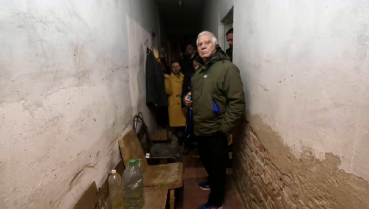 Високий представник ЄС з питань зовнішньої політики і політики безпеки Жозеп Боррель у підвалі в с. Ягідне 
