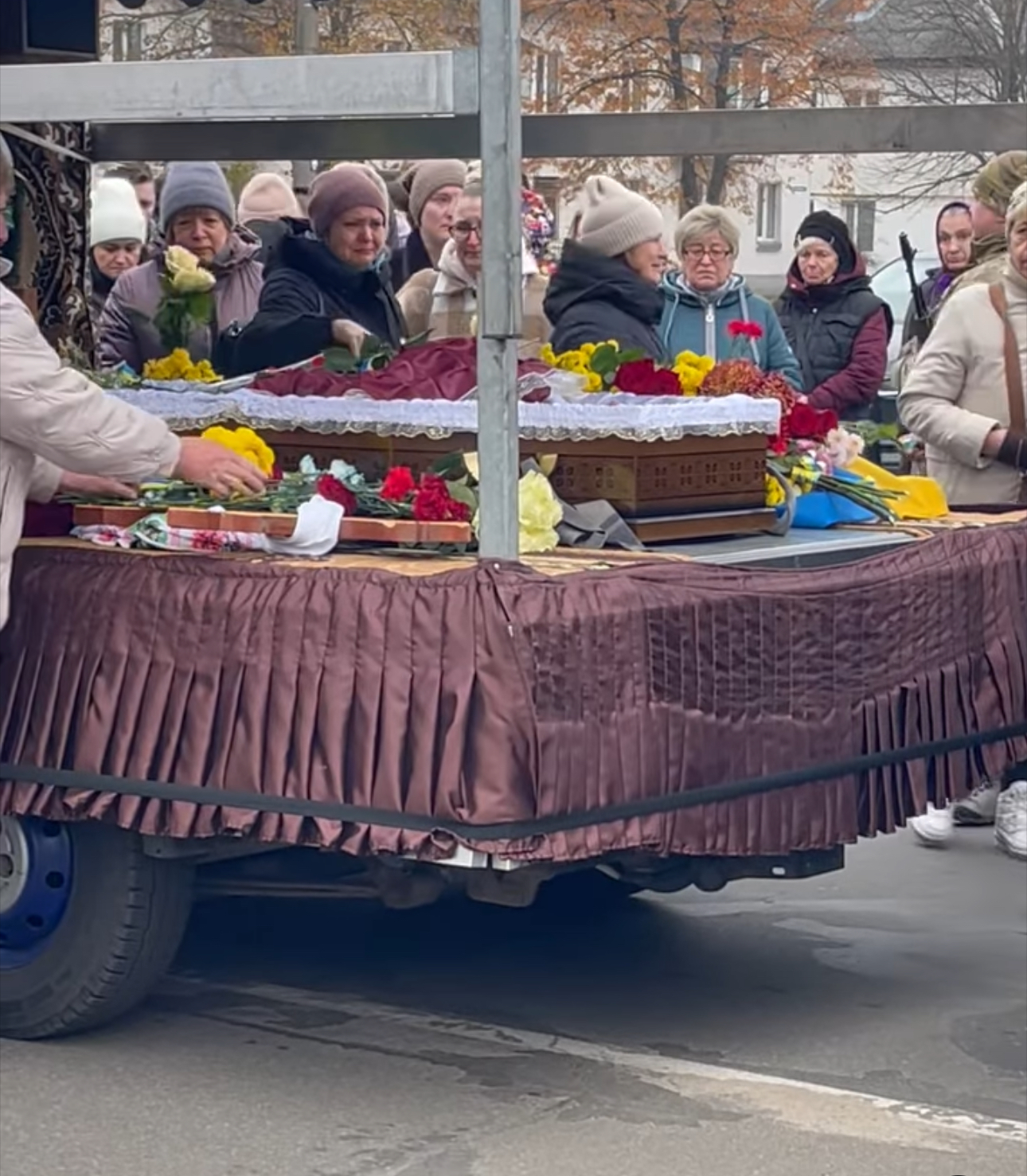 "Осиротіла я… Серце навпіл": три громади попрощалися зі своїми захисниками 