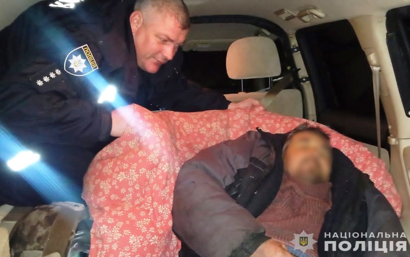 Поліція прикордонної громади евакуювала тяжкохворого під загрозою обстрілів