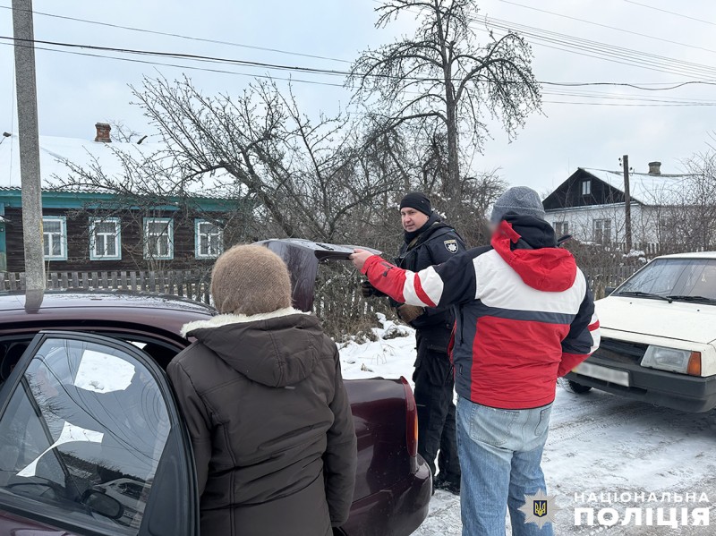 Рятувальна місія на прикордонні: семенівські поліцейські евакуювали пенсіонерів подалі від постійних обстрілів