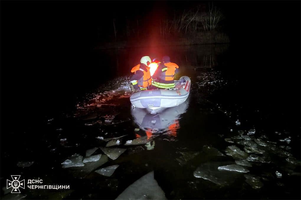 На Чернігівщині дідусь та онук провалилися під лід: рятувальники продовжують пошук