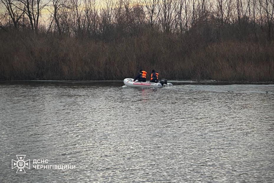 На Чернігівщині дідусь та онук провалилися під лід: рятувальники продовжують пошук