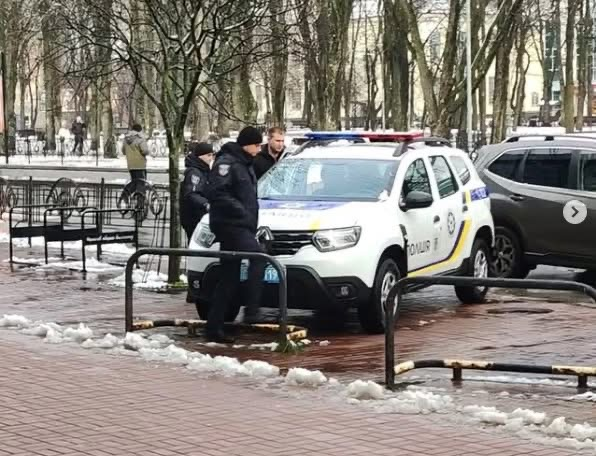 Полісмени повезли Ломако у райвідділ складати протокол про дрібне хуліганство