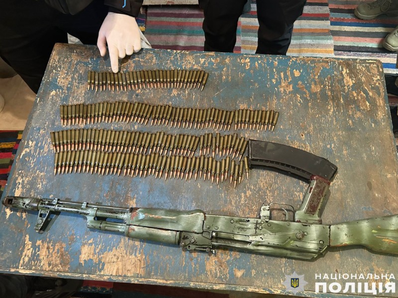 Зберігав вдома автомат, набої та канабіс: мешканцю Чернігівщини загрожує 7 років в'язниці