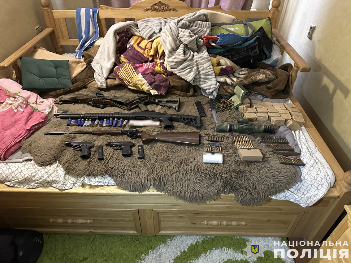 На Чернігівщині відбулись масові затримання торговців зброєю - задіяні спецпризначенці, вибухотехніки та собаки