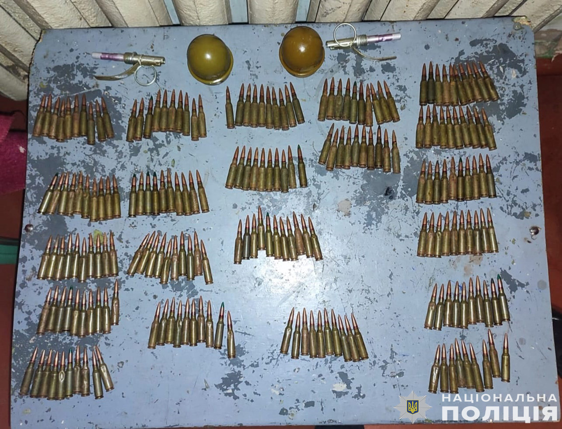 На Чернігівщині відбулись масові затримання торговців зброєю - задіяні спецпризначенці, вибухотехніки та собаки