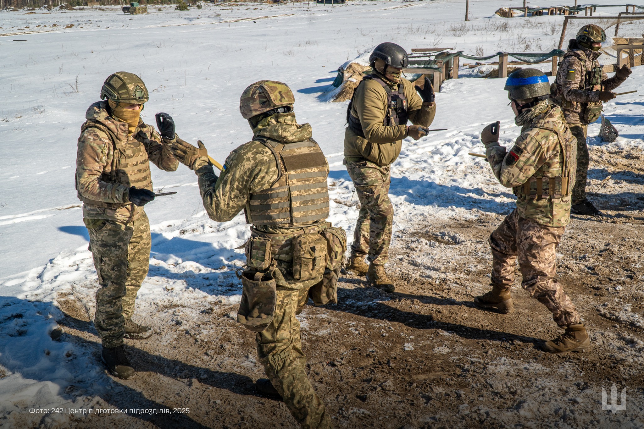 На Чернігівщині бійців ЗСУ вчать ножового бою. Фото