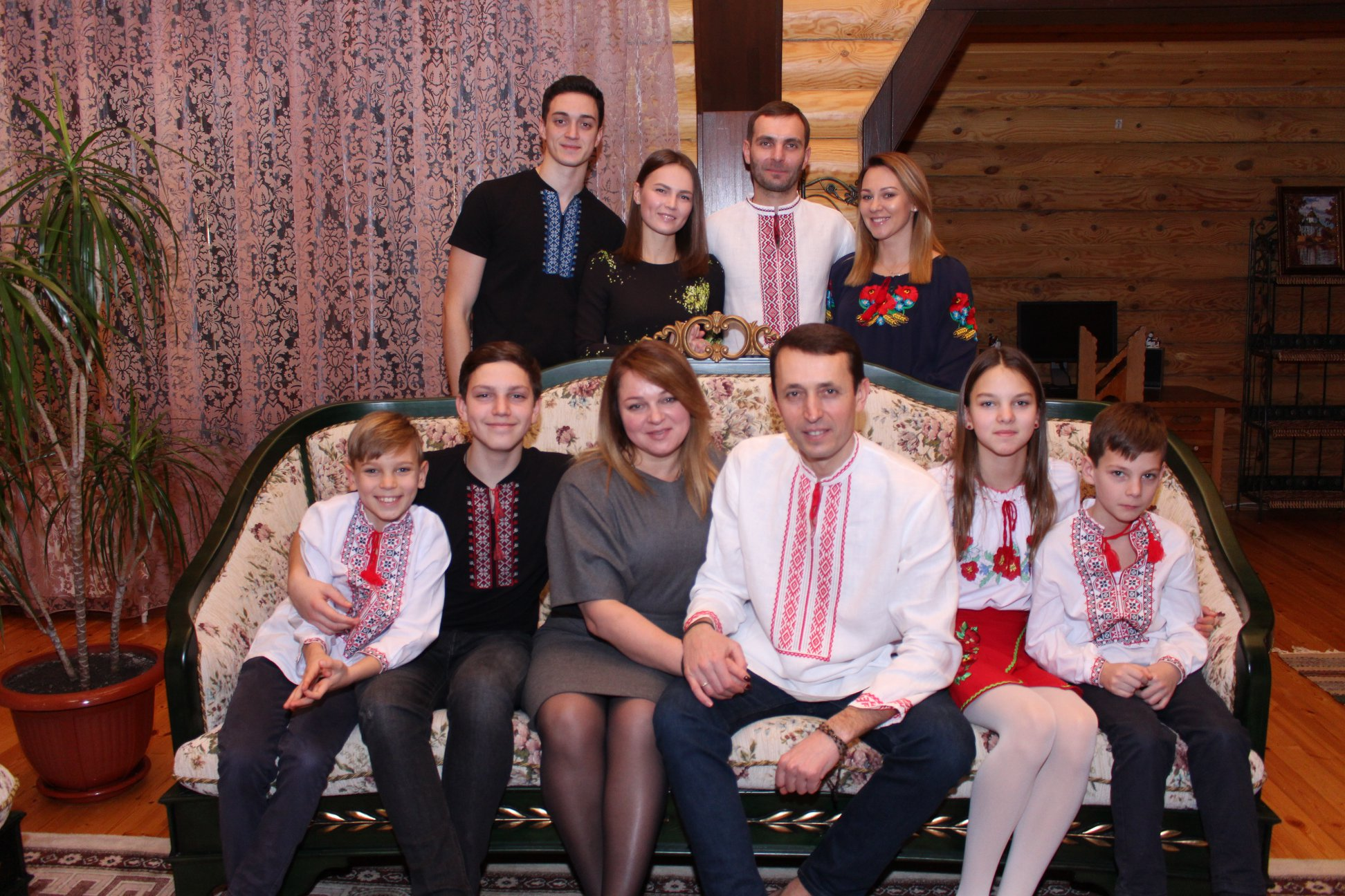 Вже рік як виставлений на продаж маєток одного з відомих чернігівських нардепів у Дідівцях