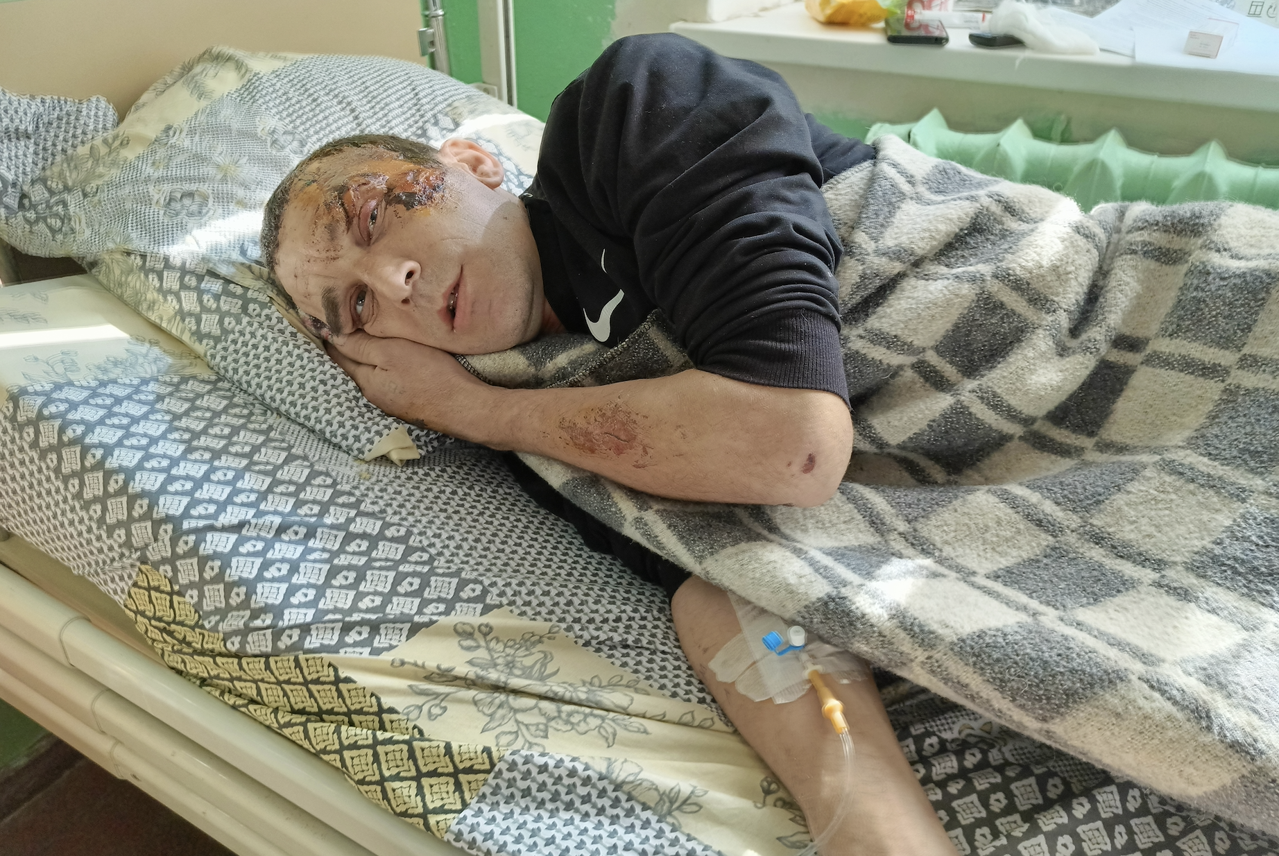 Віктор Індик у палаті травматологічного відділення Ніжинської міської лікарні