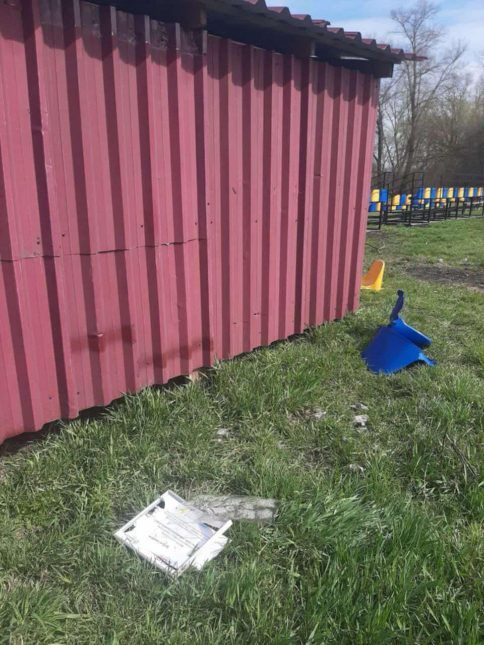 Вандали потрощили трибуни на селищному стадіоні 