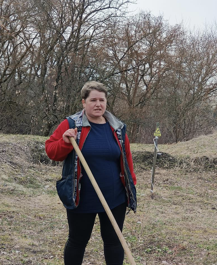 Олена Кирієнко. У руках — граблі.