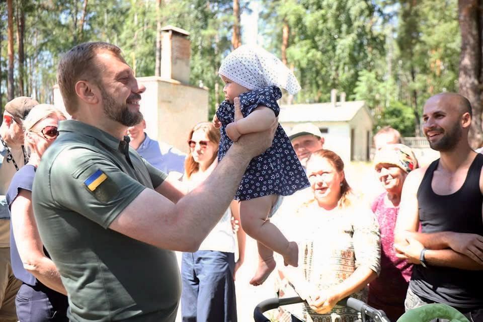 Дівчинка, яка немовлям пережила концтабір у Ягідному, вже допомагає батькам