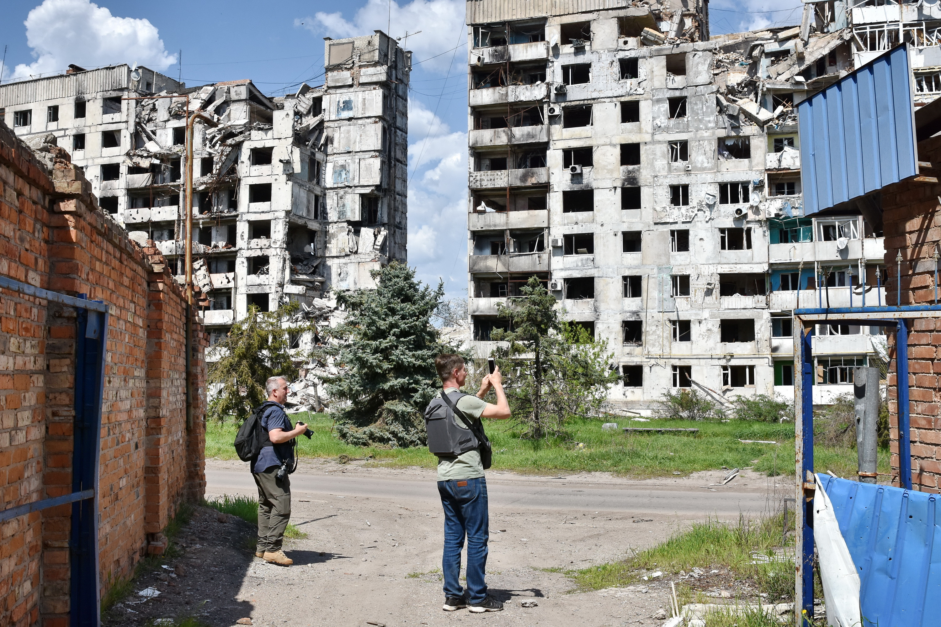 Фредерік Петрі, він ліворуч, фотографує наслідки російських обстрілів. Фото Андрія Андрієнка