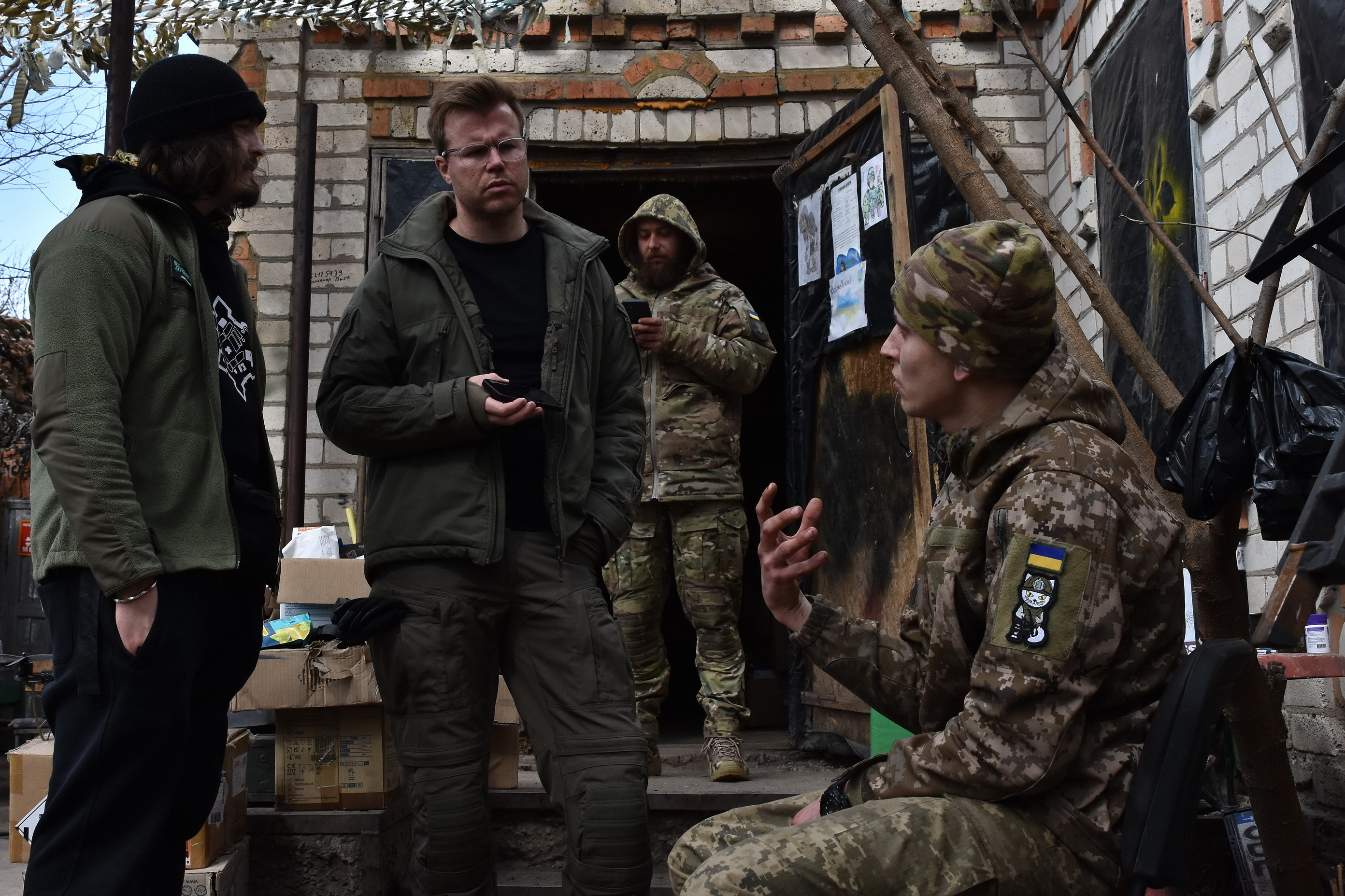 Максим Такер спілкується з українськими військовими