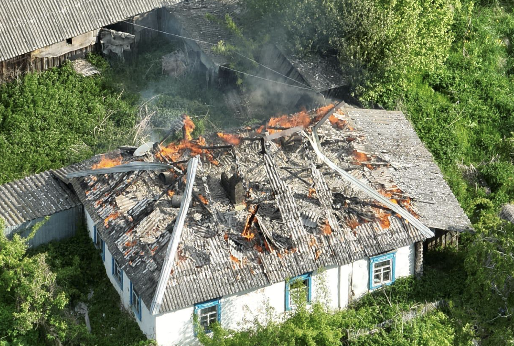 Після влучання ворожого дрону горить будинок у селі Новгород-Сіверської громади. 23 травня 2025 року