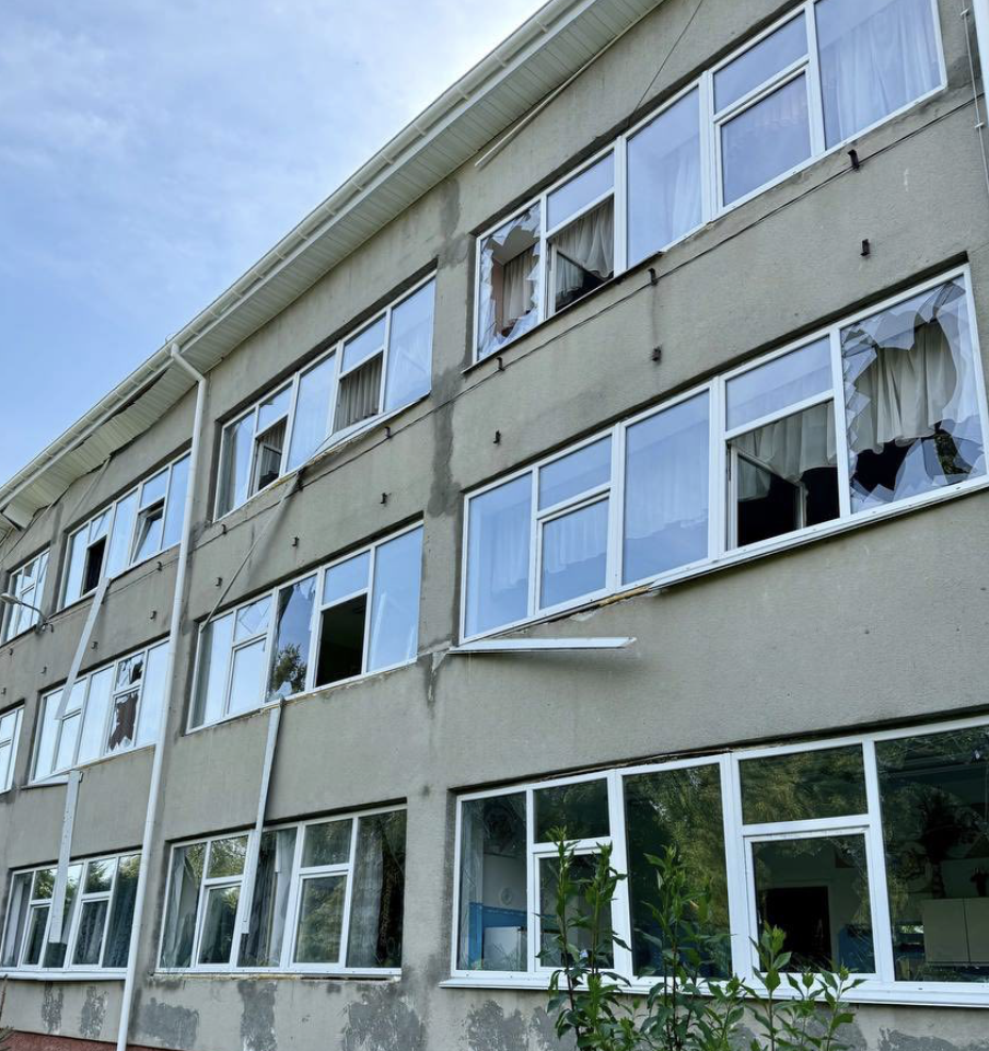 «Місто плаче розбитими вікнами школи»: як чернігівці реагують на нічну атаку росіян