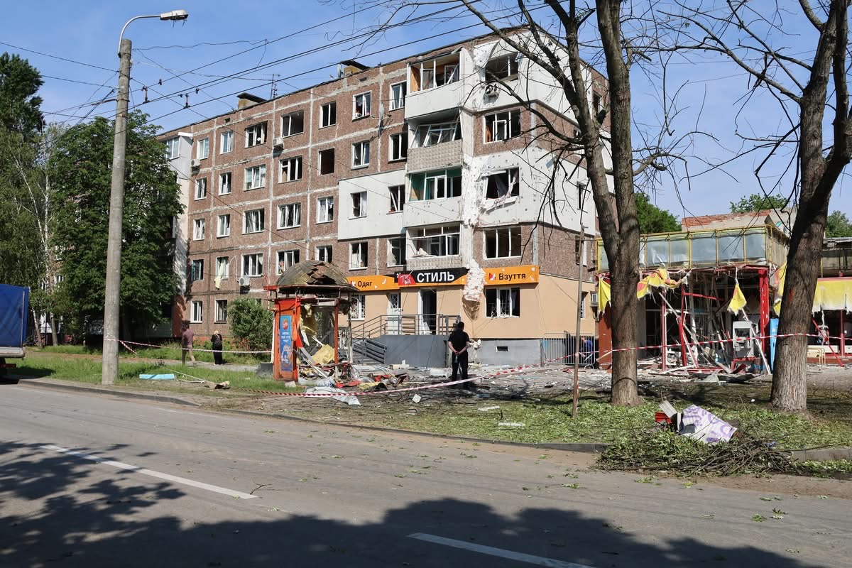 Комунальники Чернігова скаржаться - критично не вистачає робочих рук прибирати будівельне сміття, яке лишили по собі шахеди