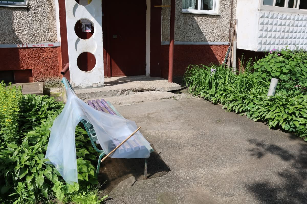 Комунальники Чернігова скаржаться - критично не вистачає робочих рук прибирати будівельне сміття, яке лишили по собі шахеди