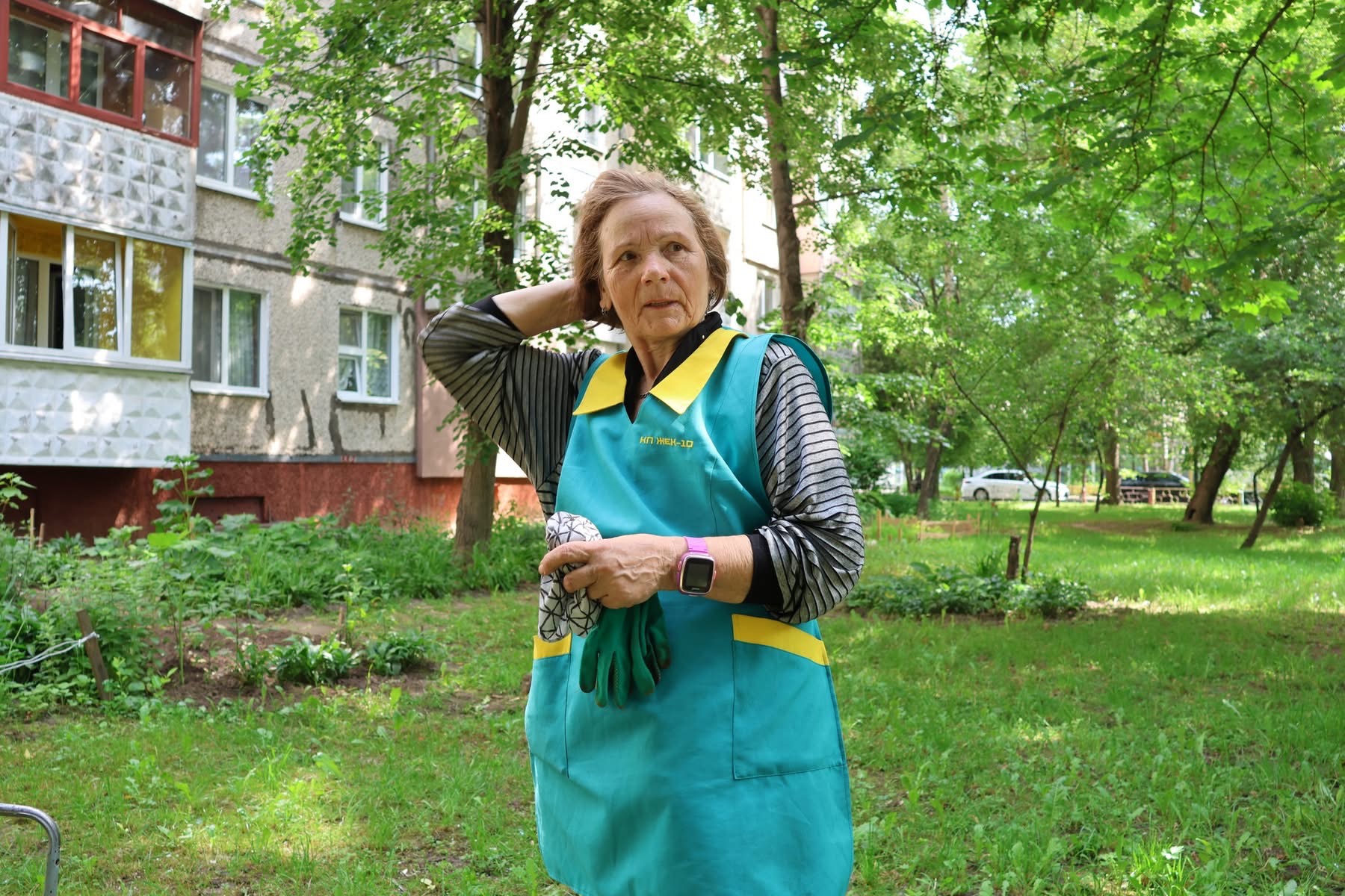 Комунальники Чернігова скаржаться - критично не вистачає робочих рук прибирати будівельне сміття, яке лишили по собі шахеди