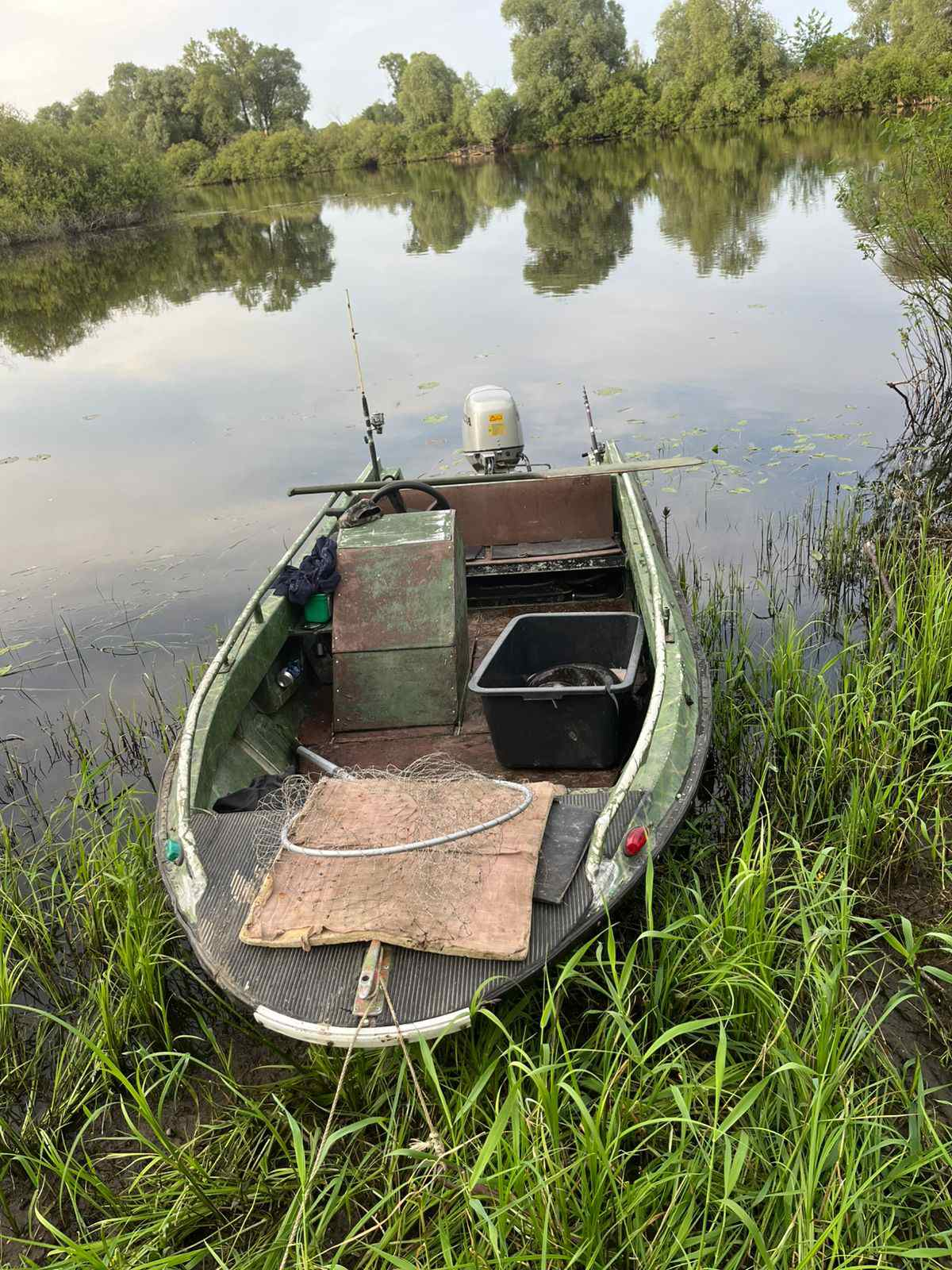 На прикордонні Чернігівщини браконьєри набили струмом 27 сомів 