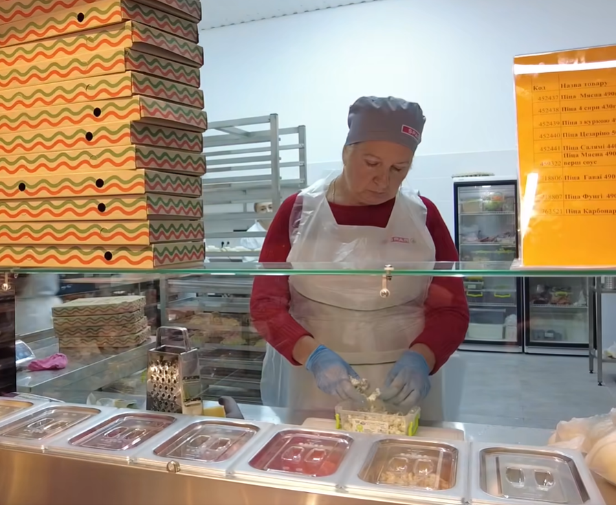 Кава, випічка і продукти: у селищі відкрився мережевий супермаркет 