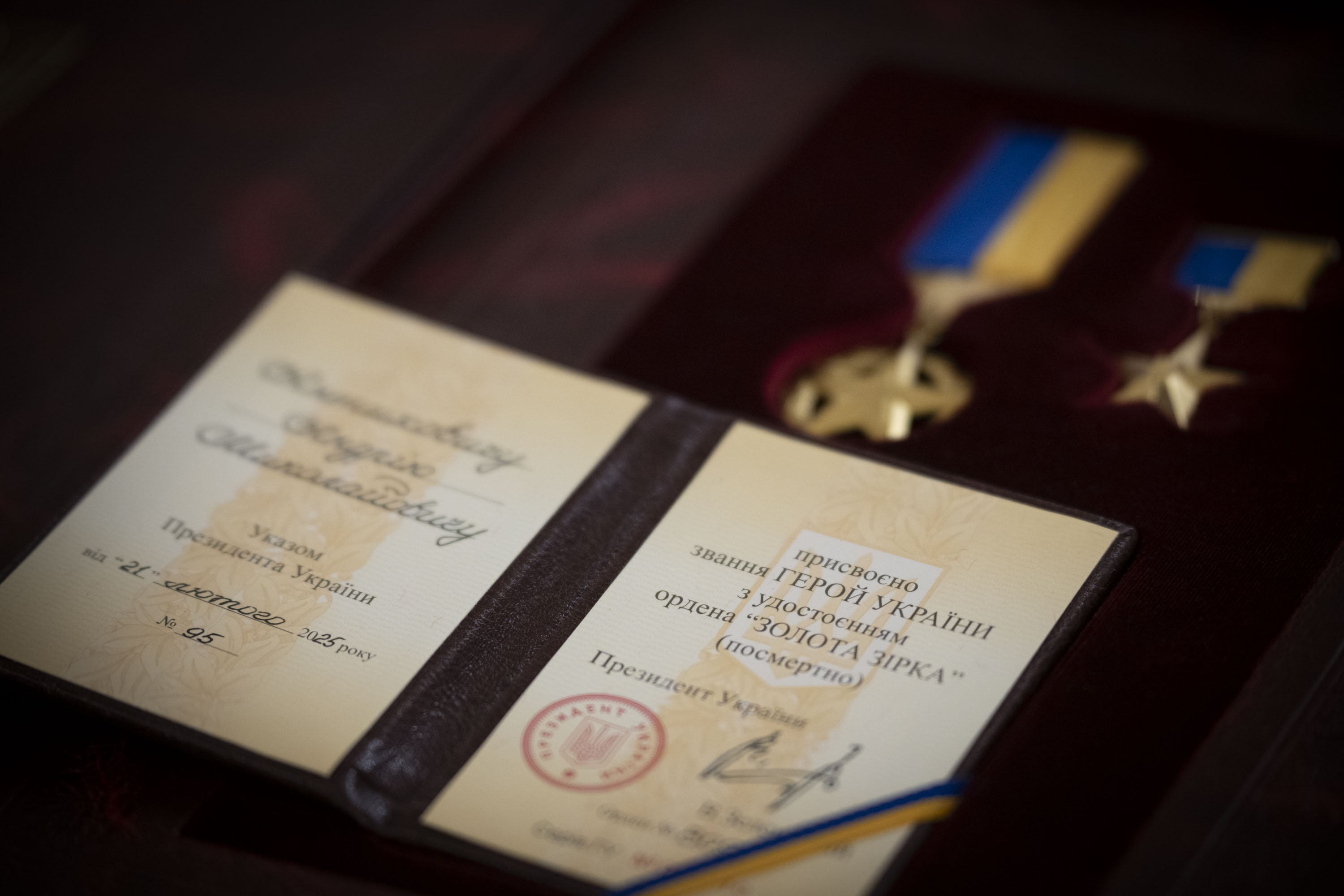 Матір легендарного льотчика з Чернігівщини отримала Золоту Зірку Героя сина
