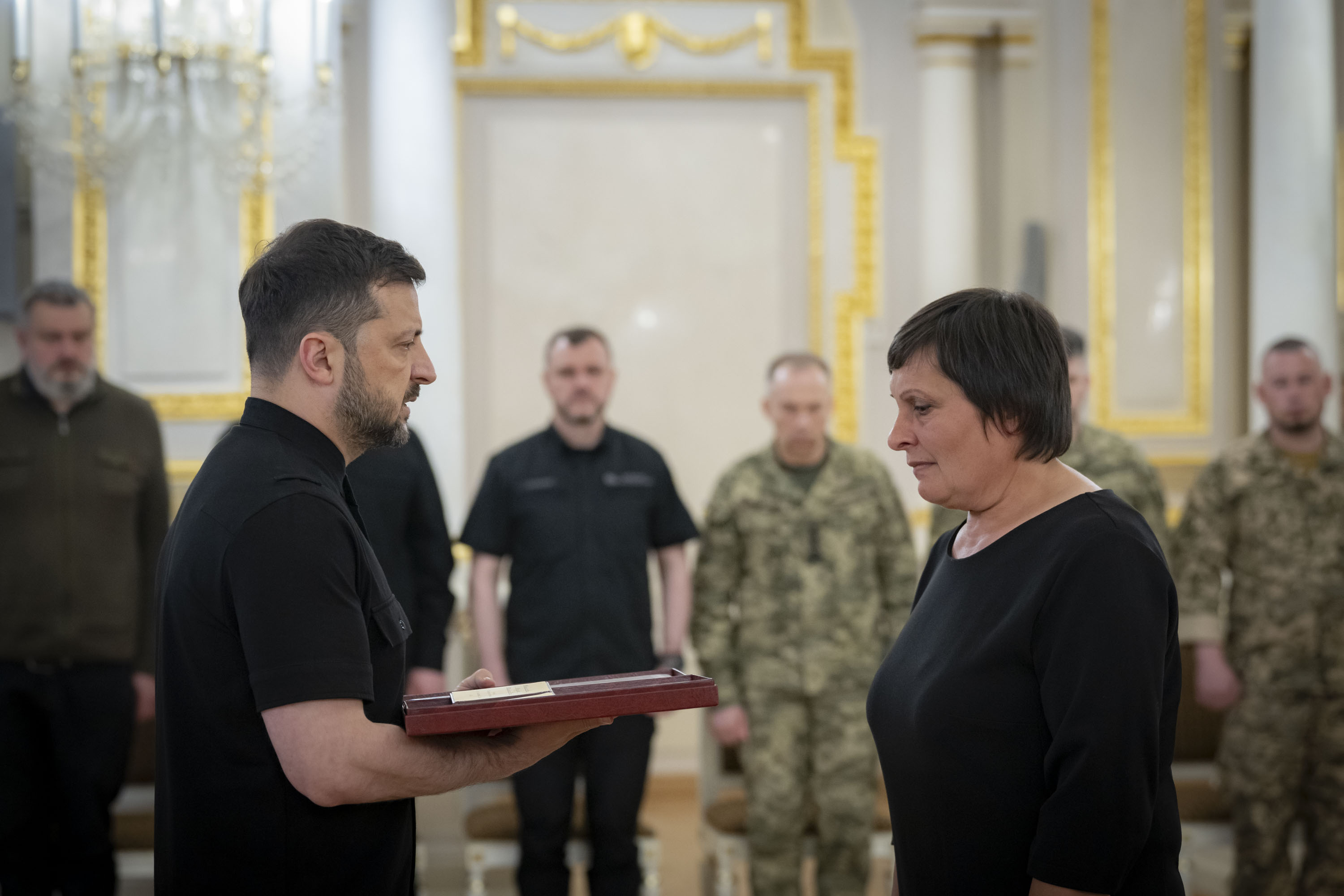 Матір легендарного льотчика з Чернігівщини отримала Золоту Зірку Героя сина