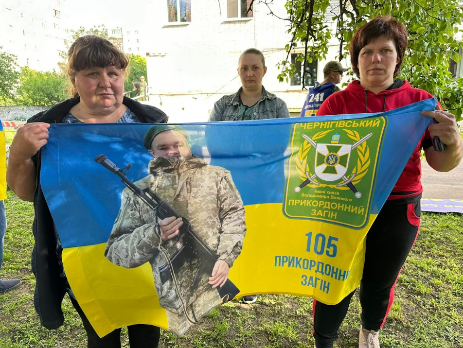 Дружина і сестра зустрічають свого захисника 