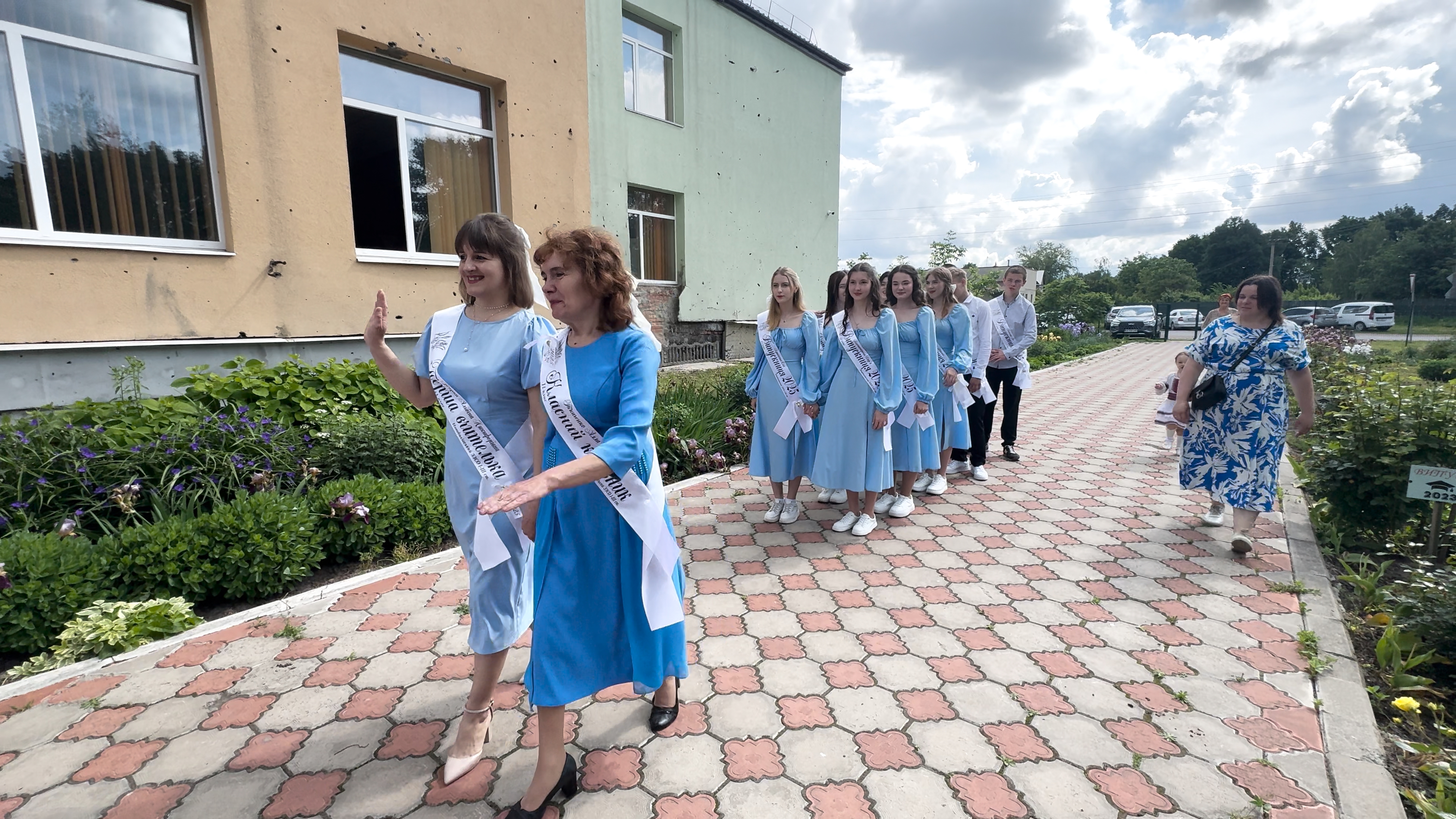 Випускники школи в Новому Бикові
