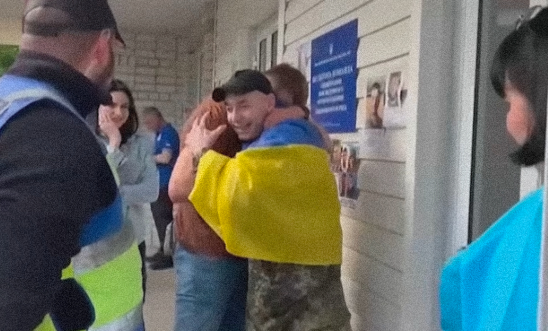 "Я рік за нього боровся": колишній полонений з Чернігова зустрівся зі звільненим побратимом