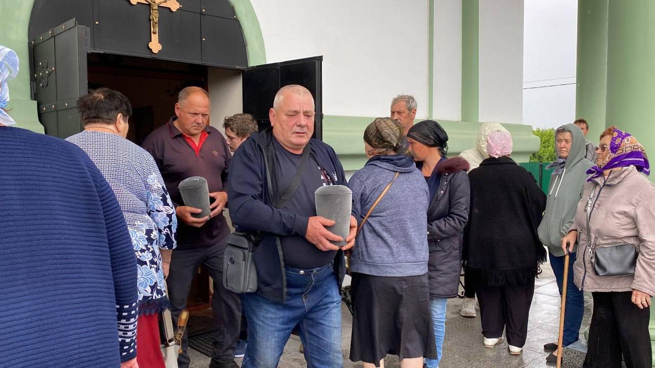 Рідні братів виносять урни з прахом
