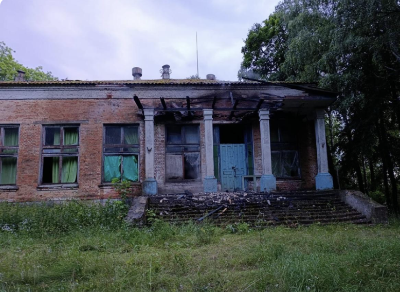 У селі Семенівської громади FPV-дрон поцілив у місцевий будинок культури. 