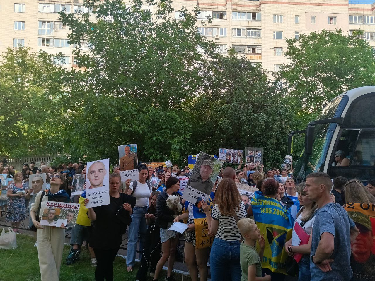 Родичі полонених чекають рідних. Чернігівщина