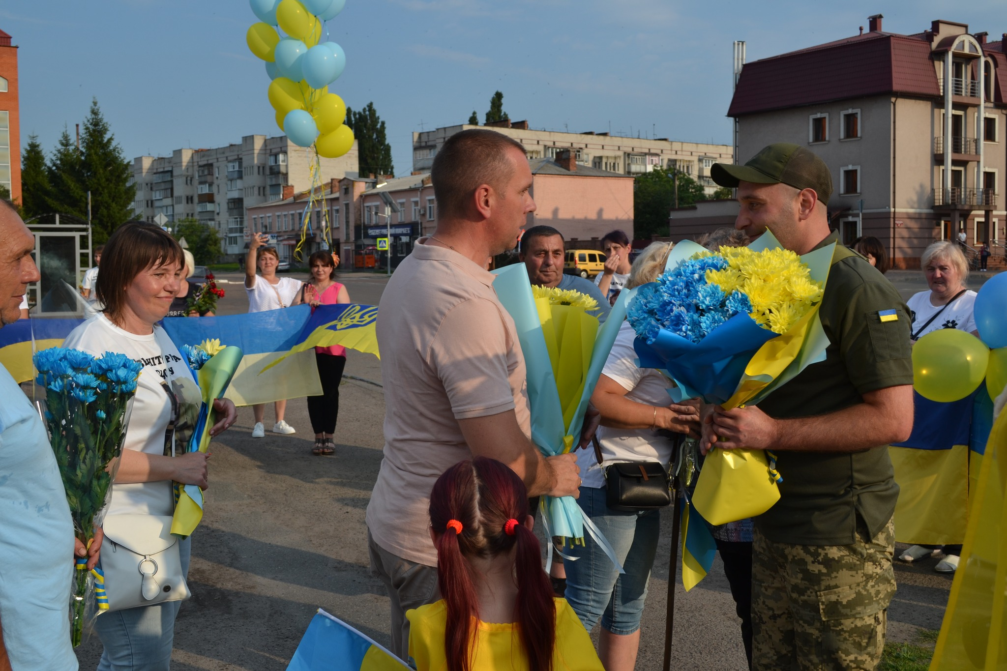 У Бахмачі показали, як зустріли звільненого з полону захисника