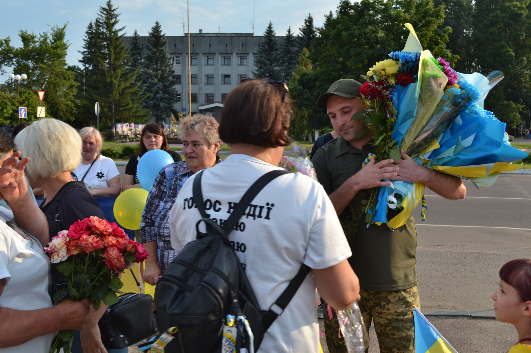 У Бахмачі показали, як зустріли звільненого з полону захисника