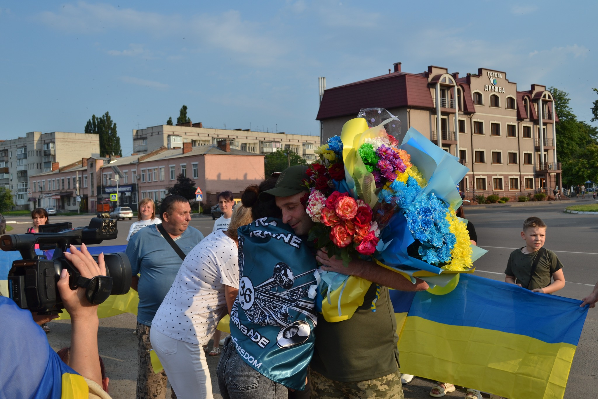 У Бахмачі показали, як зустріли звільненого з полону захисника